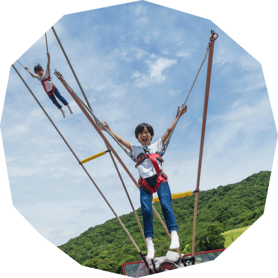 遊具で遊ぶ